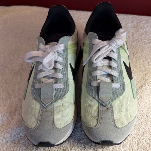 Nike Mint Green and Black Running Shoes - Picture 4 of 4